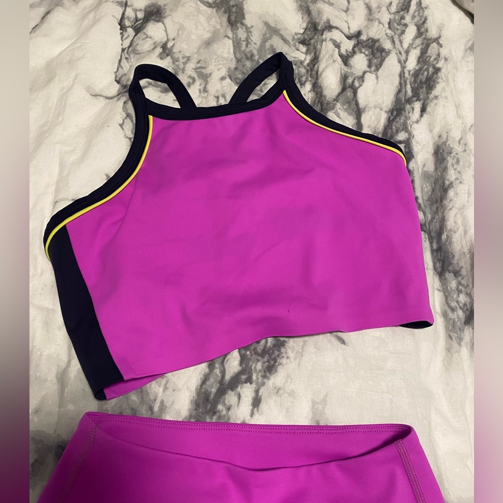 Super cute hot pink Barry’s brand leggings and top with black and yellow piping